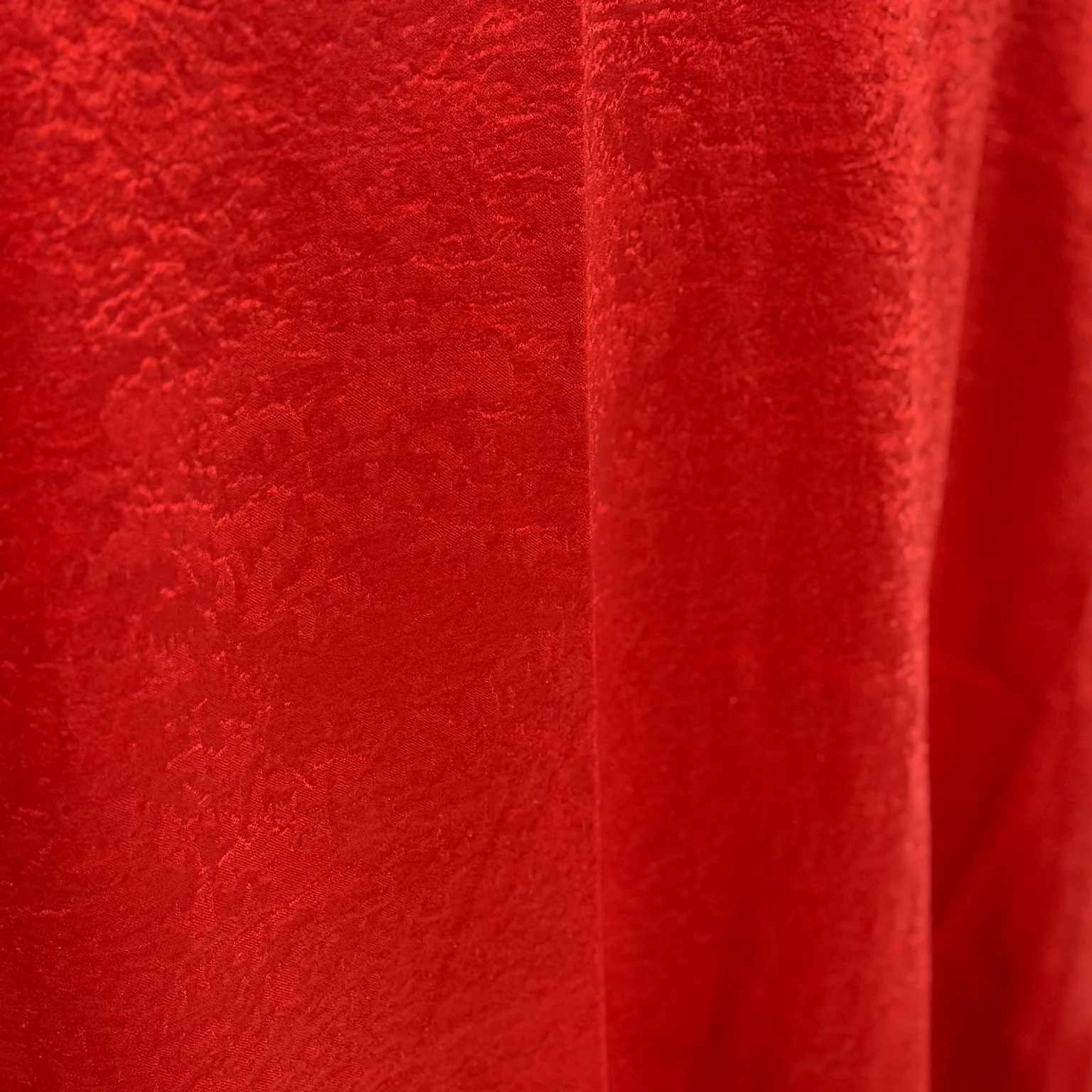 Crinkle Shimmer 120" Round Tablecloth - Red - Image 7