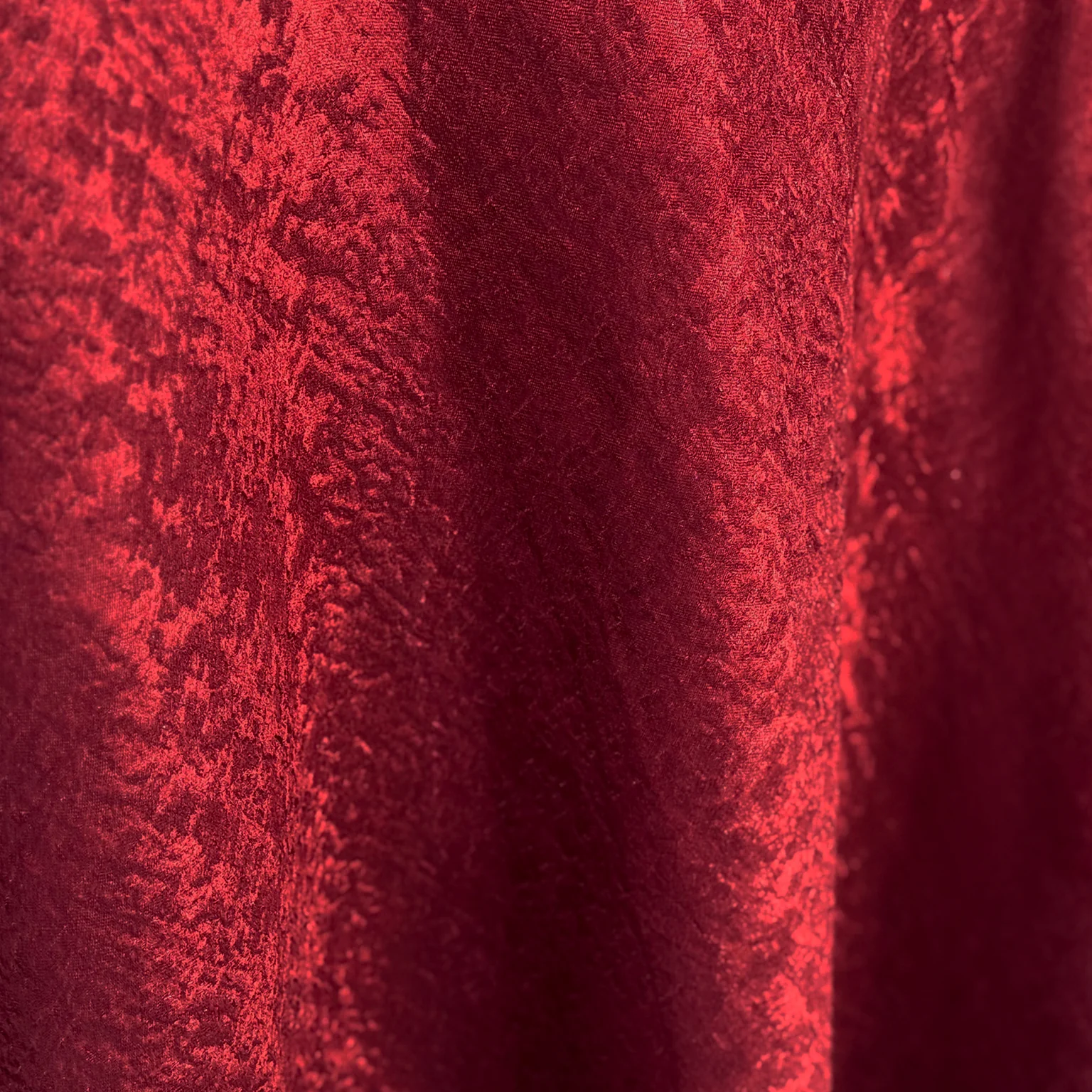 Crinkle Shimmer 132" Round Tablecloth - Burgundy - Image 6