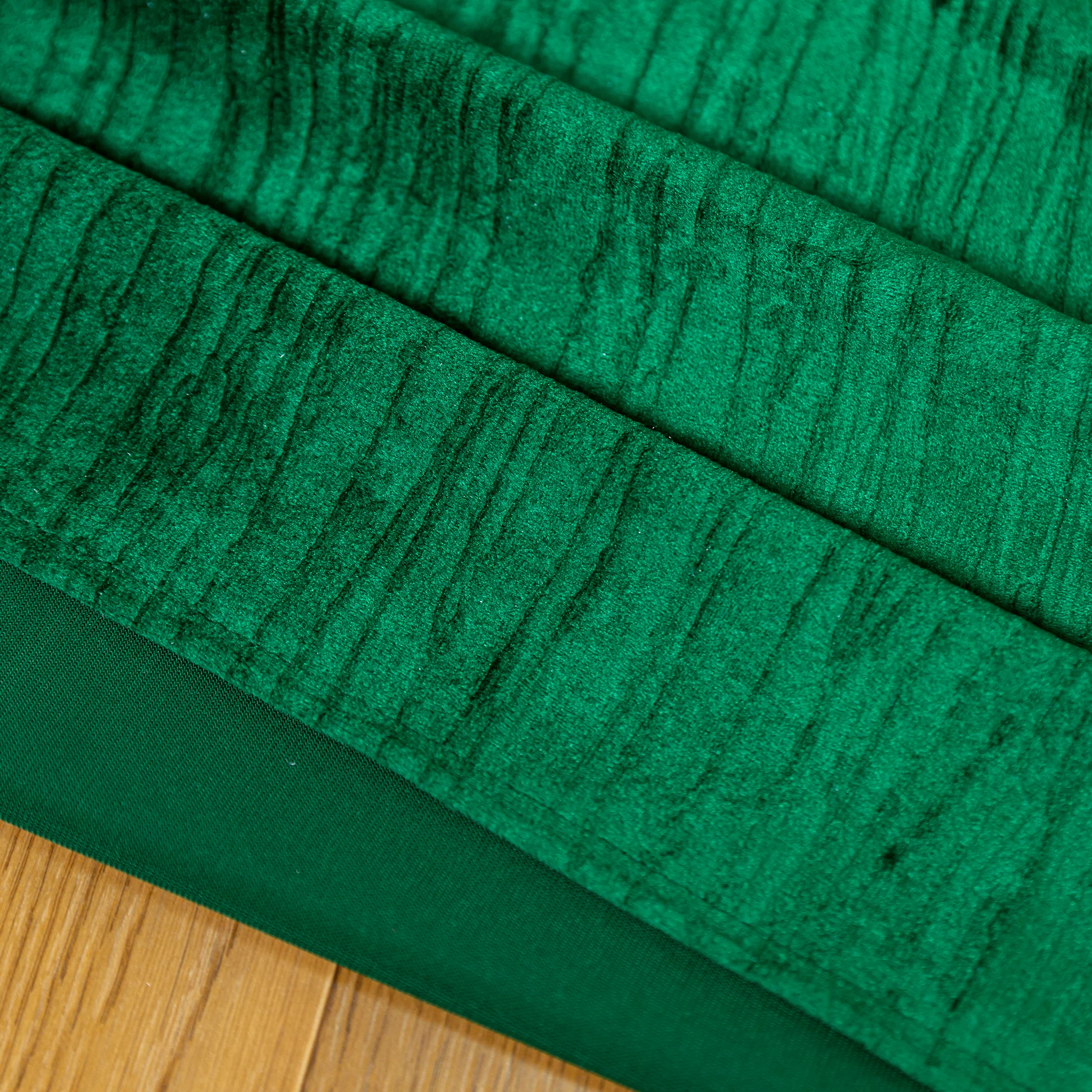 Crinkle Velvet 90"x156" Rectangular Tablecloth - Emerald Green - Image 4