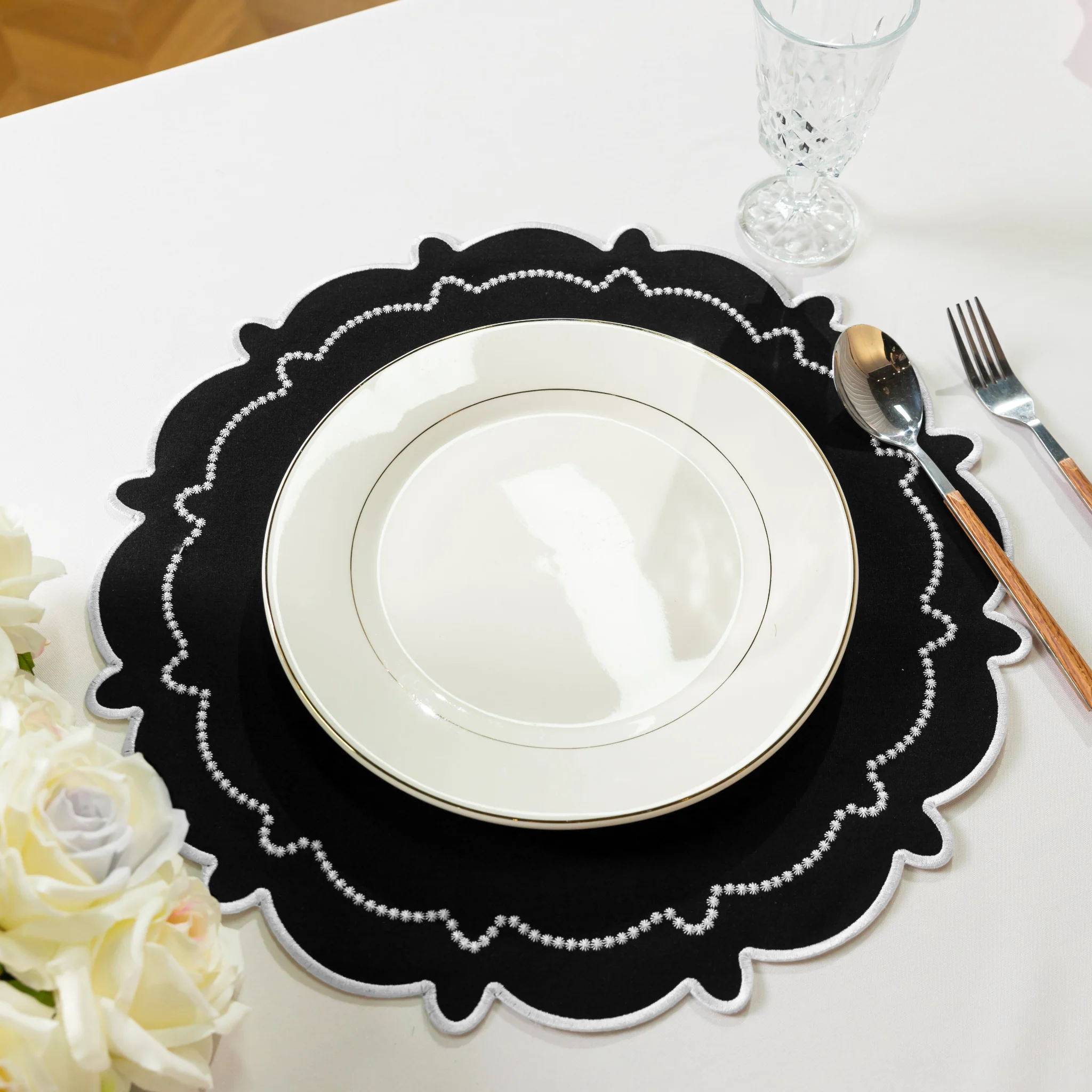 4pc/set Signature Scallop Placemats - Black/White Trim - Image 9