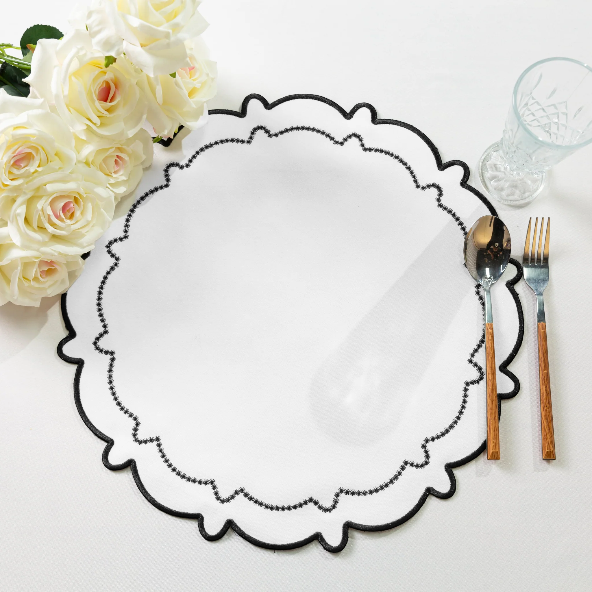 4pc/set Signature Scallop Placemats - White/Black Trim - Image 8