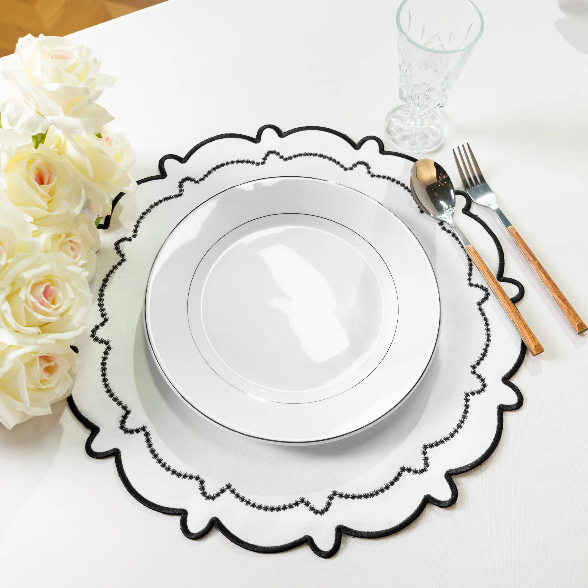 4pc/set Signature Scallop Placemats - White/Black Trim - Image 9