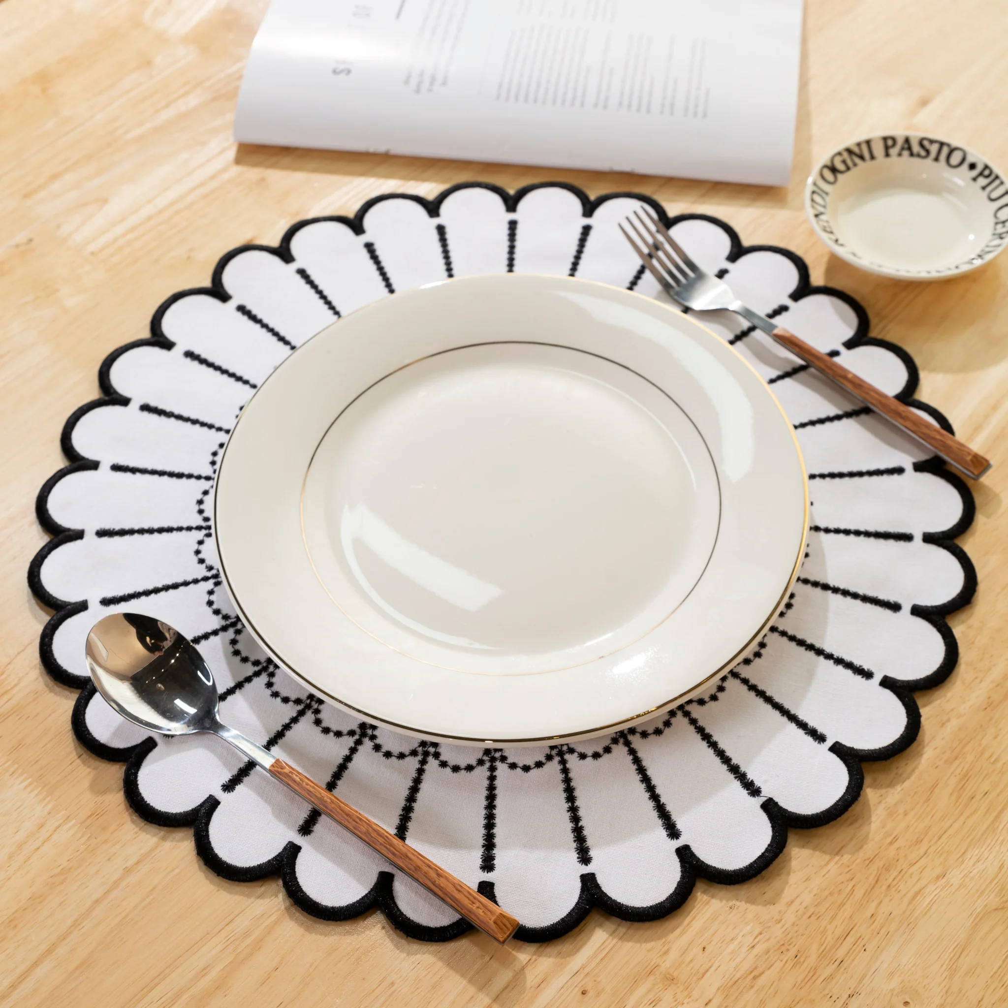 4pc/set Sunburst Edge Placemats - White/Black Trim - Image 7