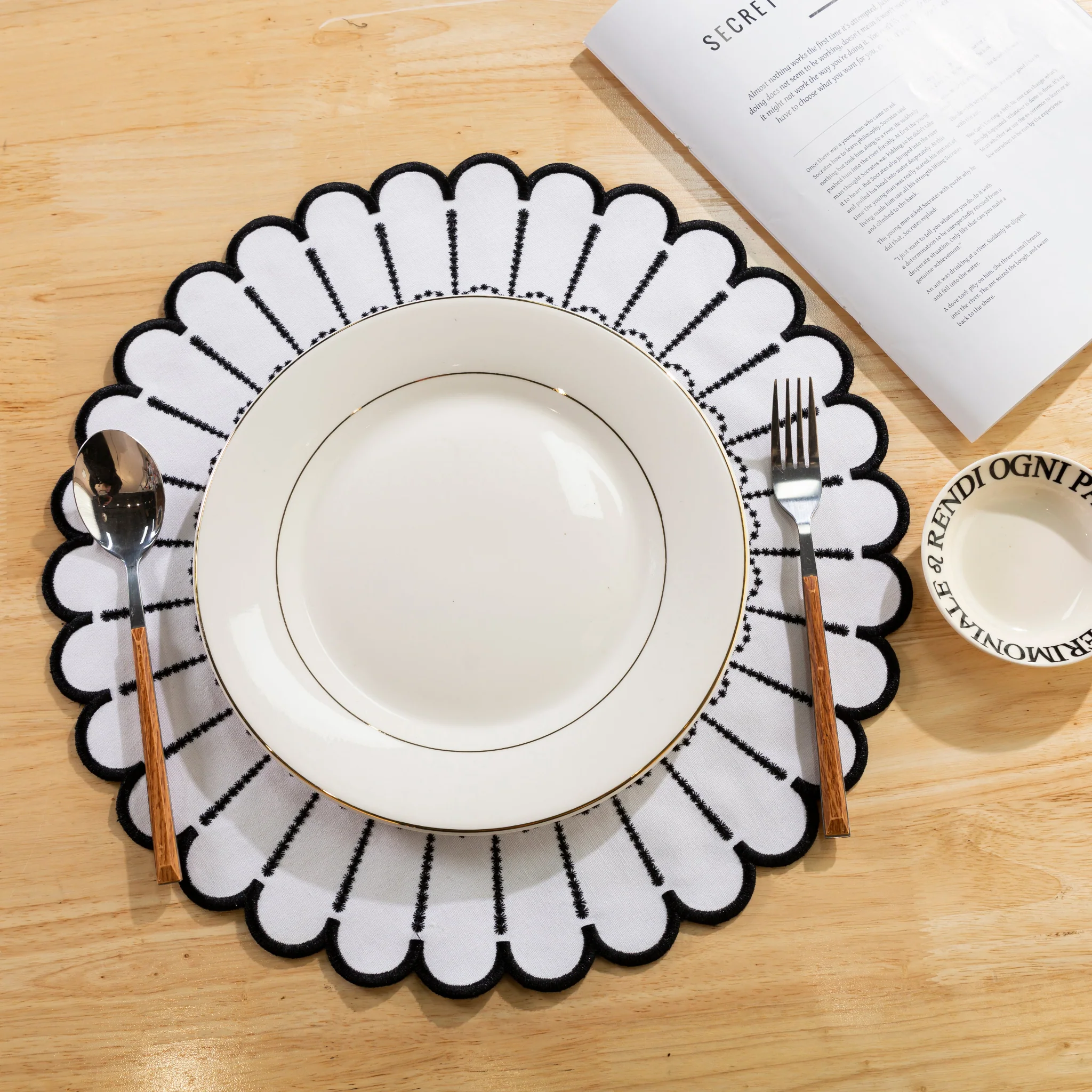 4pc/set Sunburst Edge Placemats - White/Black Trim - Image 8